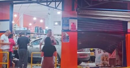 Jovem perde o controle do carro e invade mercadinho em Hortolândia