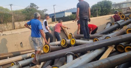 Motociclista sofre ferimentos graves após ser atingido por carga caída de caminhão na SP-101, em Hortolândia