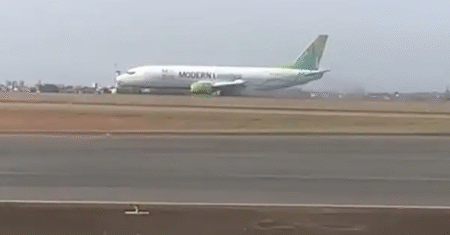 Pneus estouram e Boeing 737-4 da Modern realiza pouso de emergência em Viracopos (SP); assista ao vídeo