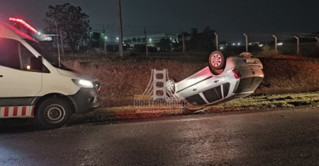 Casal sai ileso após capotamento em alça de acesso à Rodovia SP-101, em Hortolândia