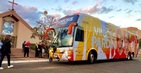 Vinicius Pardini se emociona ao ganhar ônibus com o seu nome
