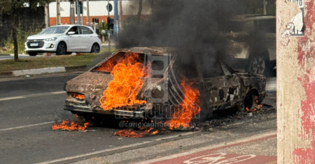 Veículo pega fogo na Avenida Olívio Franceschini em Hortolândia