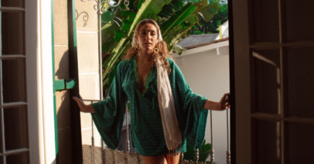 Sofia Brasil comemora sucesso da música “Casa, beija ou mata” nas plataformas digitais