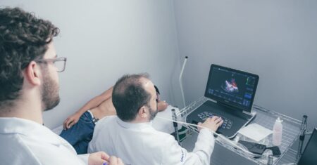 Médicos voluntários de Hortolândia buscam paciente em casa para atendimento médico