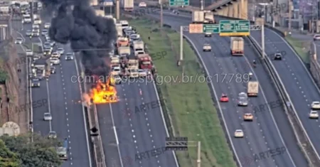 Caminhão pega fogo na Anhanguera: Vídeo mostra incêndio em Sumaré