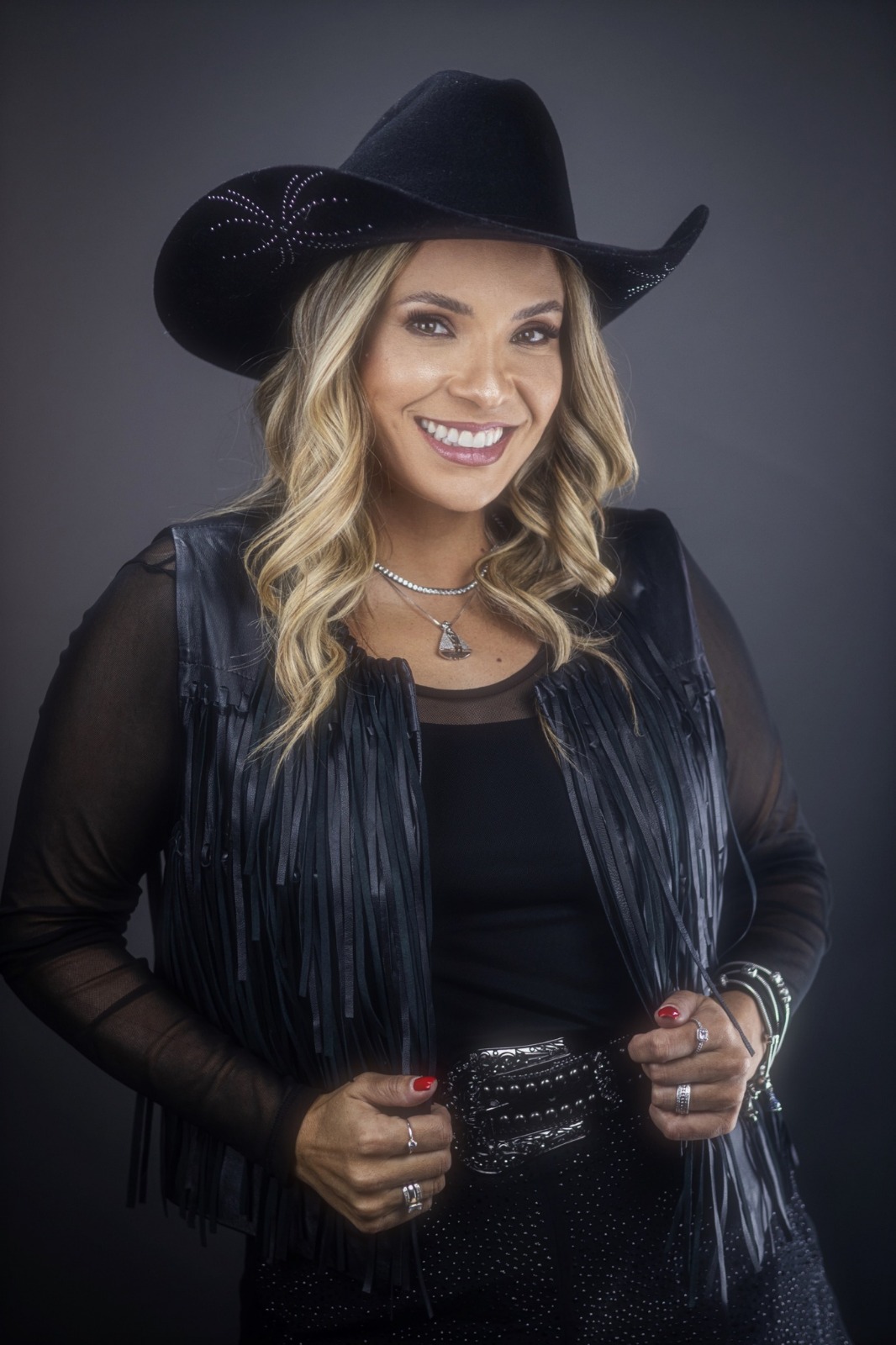 Cantora Elis Justi brilha nas rádios com a música Me Libertando. Foto: Divulgação.