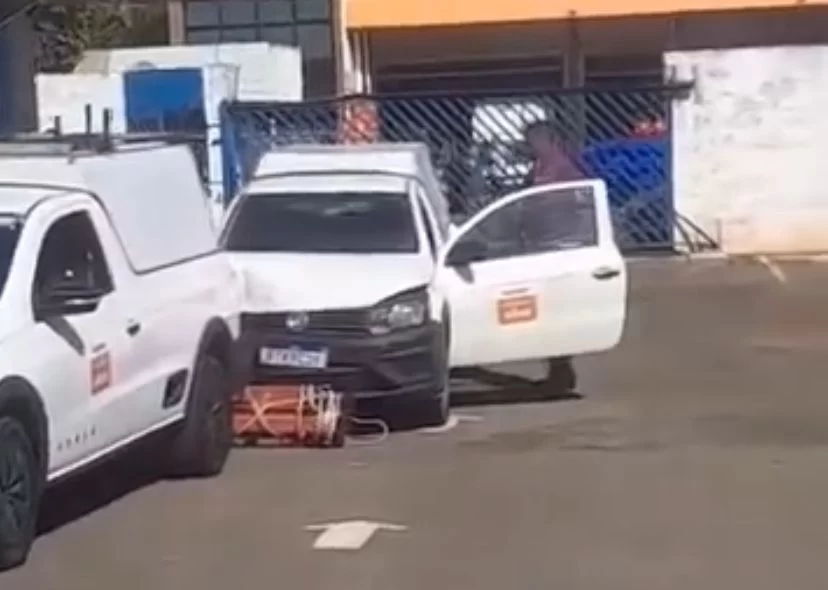 Caminhonetes amassadas após ex-funcionário destrói carros em Campinas. Foto: Reprodução.