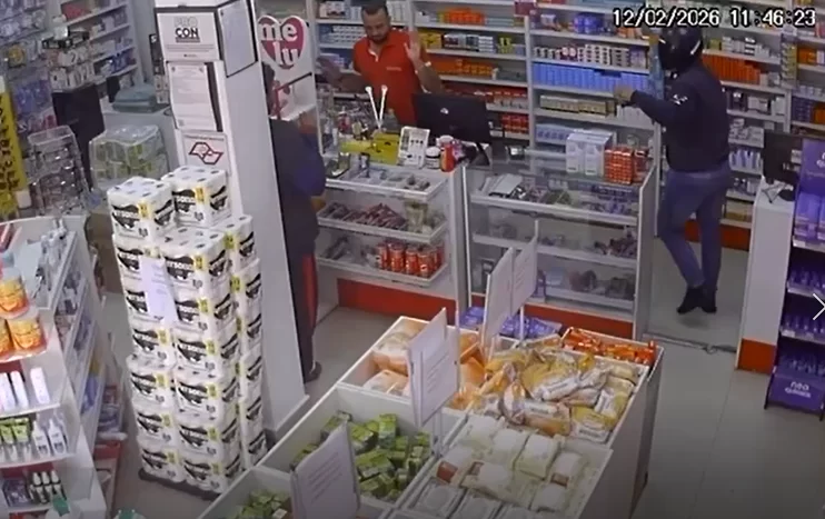 Câmera de segurança flagra farmácia assaltada em Hortolândia. Foto: Câmera de Segurança.