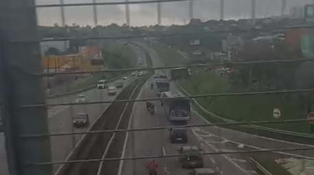 SP-101 interditada em Hortolândia após cratera se abrir no asfalto. Foto: Reprodução.