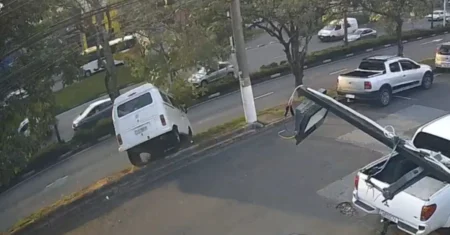 Susto na Prestes Maia: Vídeo flagra Kombi desgovernada invadindo pista e quase atingindo motociclista