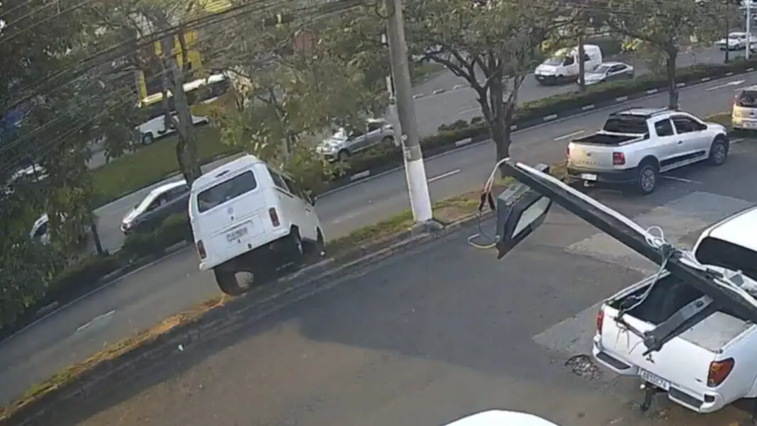 Câmera flagra Kombi desgovernada em Campinas quase atingindo moto na Prestes Maia. Foto: Reprodução.