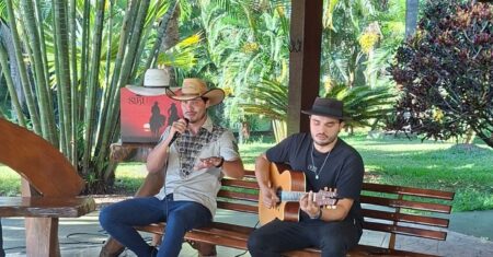 Thiago Castelli se apresenta no programa Viola Brasil da Rede Família