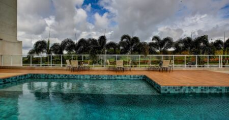 Hotel de Paulínia conta com piscina climatizada para esquentar os dias de temperaturas mais baixas