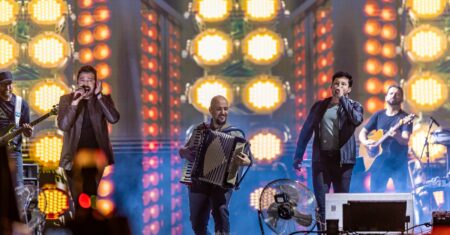 Ruan & Leandro se apresentam para uma multidão na Festa do Peão de Paulínia