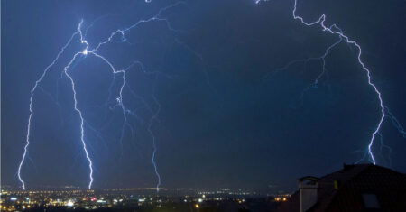 Viracopos: Raio Atinge Pátio e Deixa Quatro Funcionários da Azul Com Mal-Estar