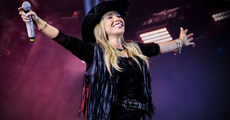 Única artista mulher no palco do rodeio de Itapecerica da Serra, Elis Justi vai apresentar grandes sucessos da carreira