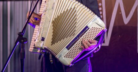 Maria Beatriz resgata a música raiz por meio da viola e da sanfona