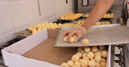 Produtores de pão de queijo em Hortolândia debatem políticas públicas com o prefeito Zezé Gomes