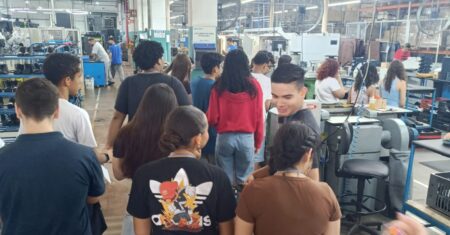 Programa Turismo Industrial de Hortolândia realiza visita de alunos de escola estadual à empresa Safetline