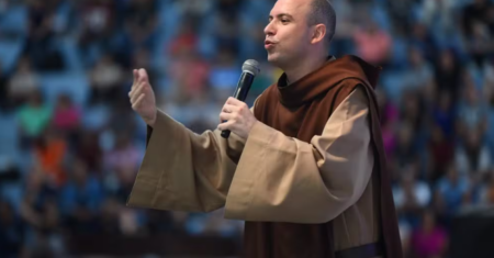 Frei Gilson abre a programação da 31ª Festa do Peão de Boiadeiro de Piracicaba