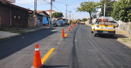 Primeira via recapeada na região do Jd. Rosolém recebe nova sinalização de solo realizada pela Prefeitura