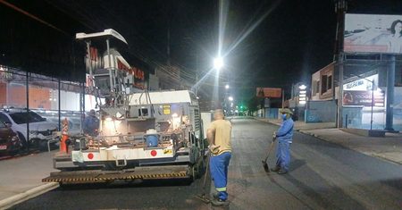 Recuperação do asfalto no Jardim Rosolém avança na principal rua comercial do bairro