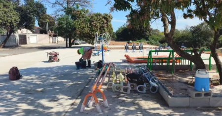 Parque Socioambiental do Jd. Santa Emília recebe concretagem em mais um trecho de calçada e implantação de academia ao ar livre