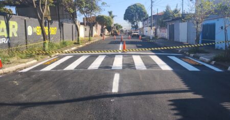 Mais uma etapa de implantação de nova sinalização em rua recapeada no Rosolém é realizada pela Prefeitura