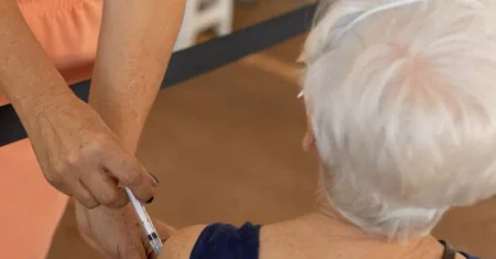 Hortolândia começa a aplicar vacina Pneumo 20 em idosos a partir de 85 anos