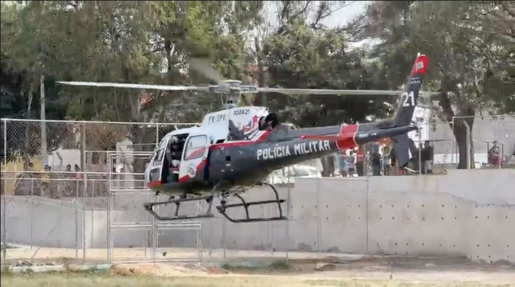 Helicóptero Águia resgata motociclista atingido por linha com cerol em Campinas