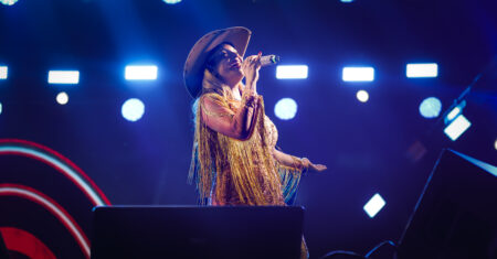 Elis Justi fecha agosto no topo das rádios com “Cowgirl” e prepara novo audiovisual