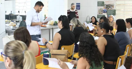 Diretores de escolas aprendem receitas de lanches saudáveis em Hortolândia