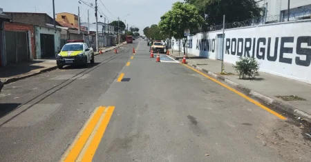 Entorno de escola no Jardim Amanda recebe reforço de sinalização antes das eleições