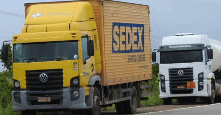 Caminhão dos Correios é roubado e funcionários ficam reféns