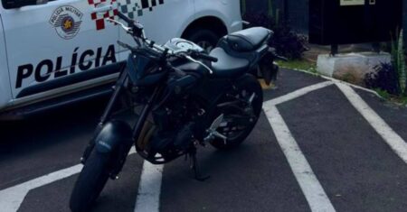 Homem é preso com moto roubada dentro de casa em Sumaré