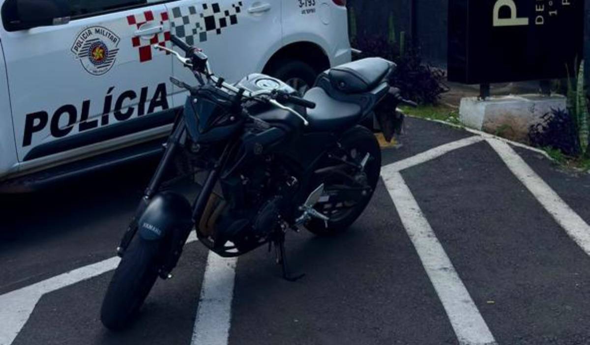 Homem é preso com moto roubada dentro de casa em Sumaré