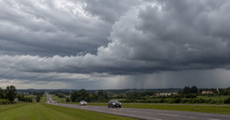 Nova frente fria e chuva voltam a SP com risco de temporais