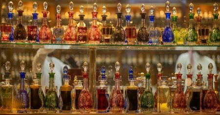 Buscas por perfumes árabes crescem 80% no Brasil e tendência inspira nova geração de produtos para o lar