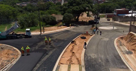 Rotatória do Jardim Nova Europa recebe asfalto em Hortolândia