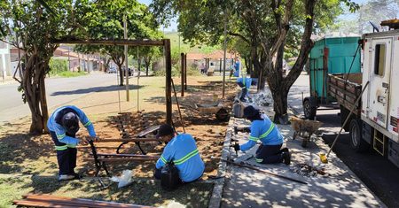 Praça no Jardim Amanda começa a ser revitalizada com reforma de playground e calçada