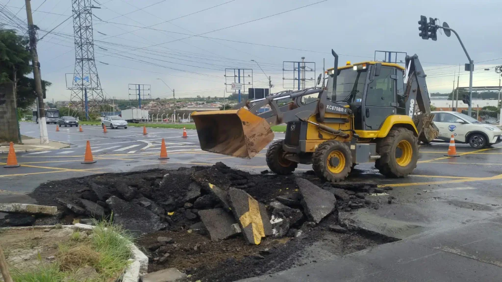 sfalto na Avenida da Emancipação durante recuperação em Hortolândia