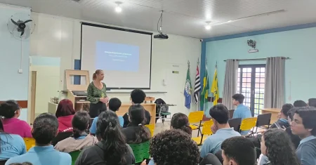 Procon orienta cerca de 30 jovens sobre direitos do consumidor em Hortolândia