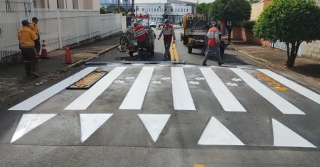 Sinalização viária no Parque Ortolândia é reforçada em três ruas